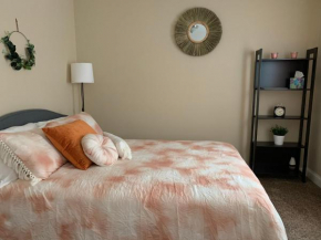 Southern Exposure Private Queen Bedroom in University